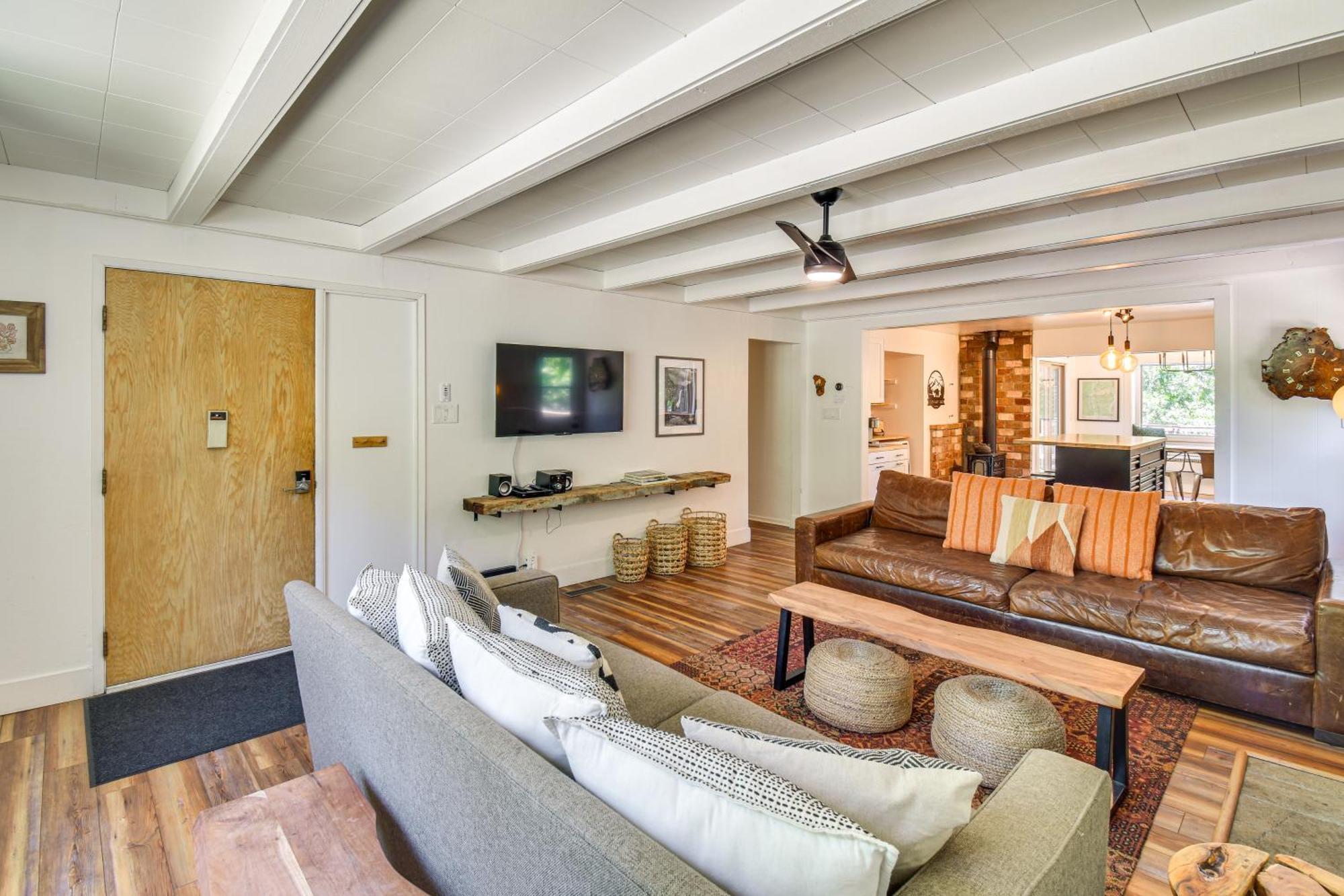 Cozy Retreat With Deck About 2 Mi To Pinecrest Lake!