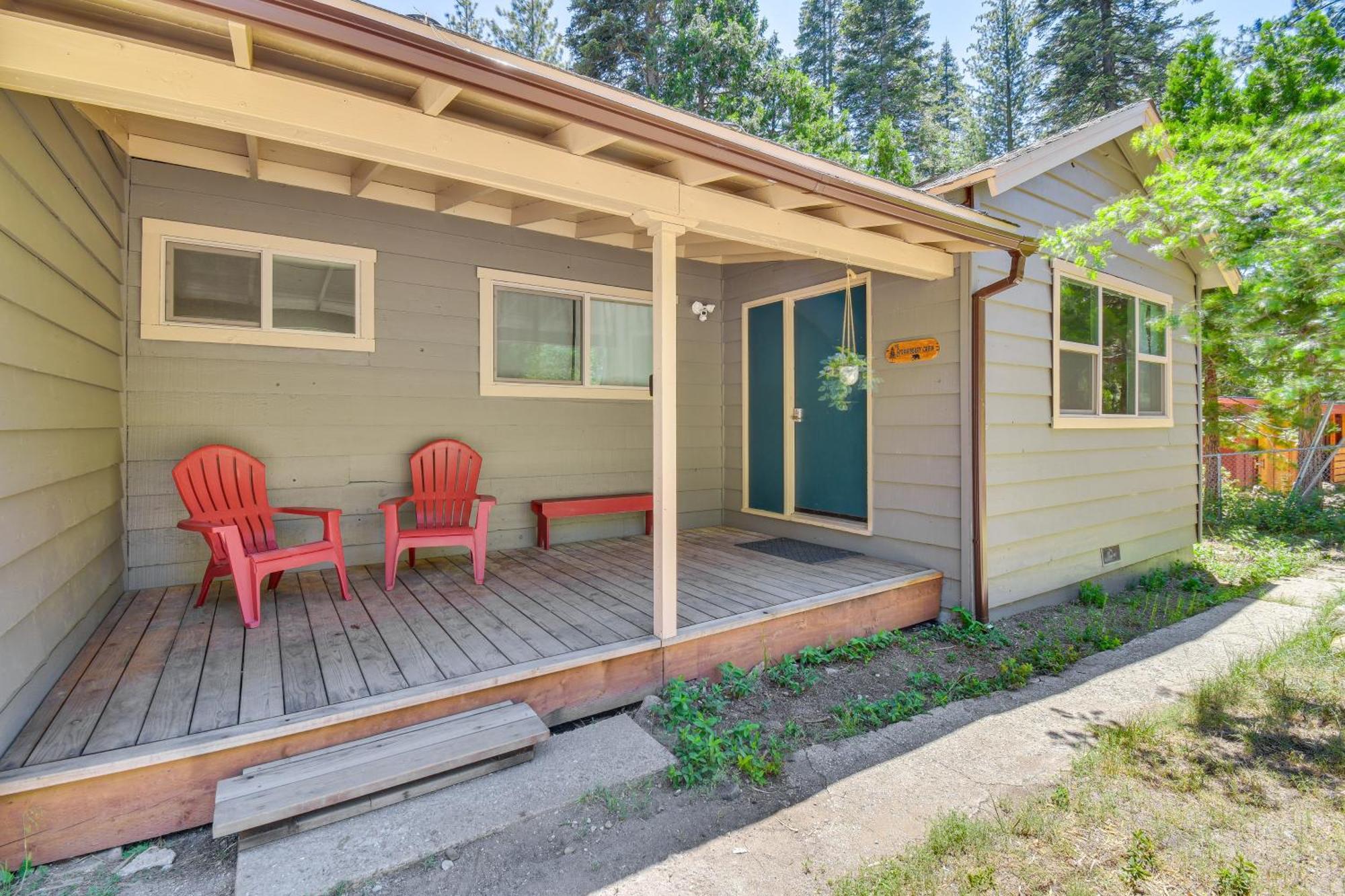 Cozy Retreat With Deck About 2 Mi To Pinecrest Lake!